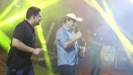 1ª noite do Festeja Cachoeira atrai multidão, e prefeito Allan Seixas solta a voz cantando no palco