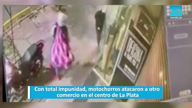 Con total impunidad, motochorros atacaron a otro comercio en el centro de La Plata