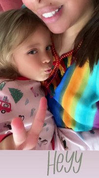 On peut remarquer que la petite blonde a hérité des beaux yeux verts clairs de son père.