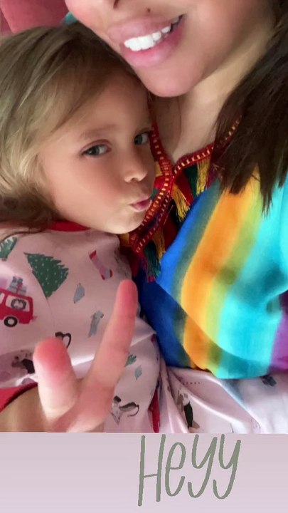 On peut remarquer que la petite blonde a hérité des beaux yeux verts clairs de son père.