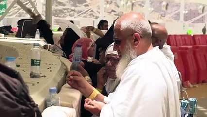 Multitudes de fieles musulmanes "lapidan al diablo" en último ritual de hach