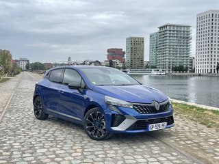 Renault Clio 5 (2023) Review: The Compact Car That Combines Style and Performance 🚗