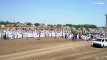 شاهد: سودانيون يصلّون للسلام في أول أيام عيد الأضحى ودوي إطلاق النار يخرق متنفّسهم