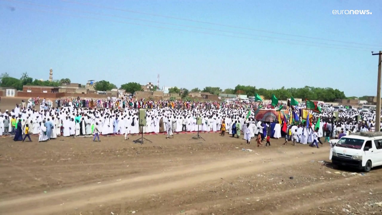 شاهد: سودانيون يصلّون للسلام في أول أيام عيد ال...