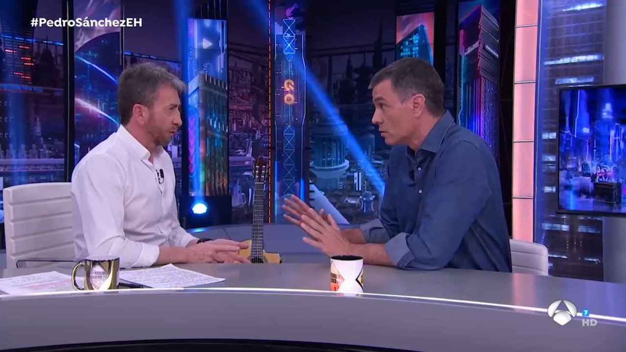 Pablo Motos con el presidente del Gobierno de España, Pedro Sánchez, en el programa de El Hormiguero.