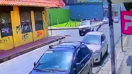 tn7-Robo frustrado- Hombre se roba bicimoto, choca y se quiebra los dos brazos-280623