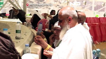 Menschenmassen "steinigen den Teufel" zum Beginn des Opferfests Eid al-Adha