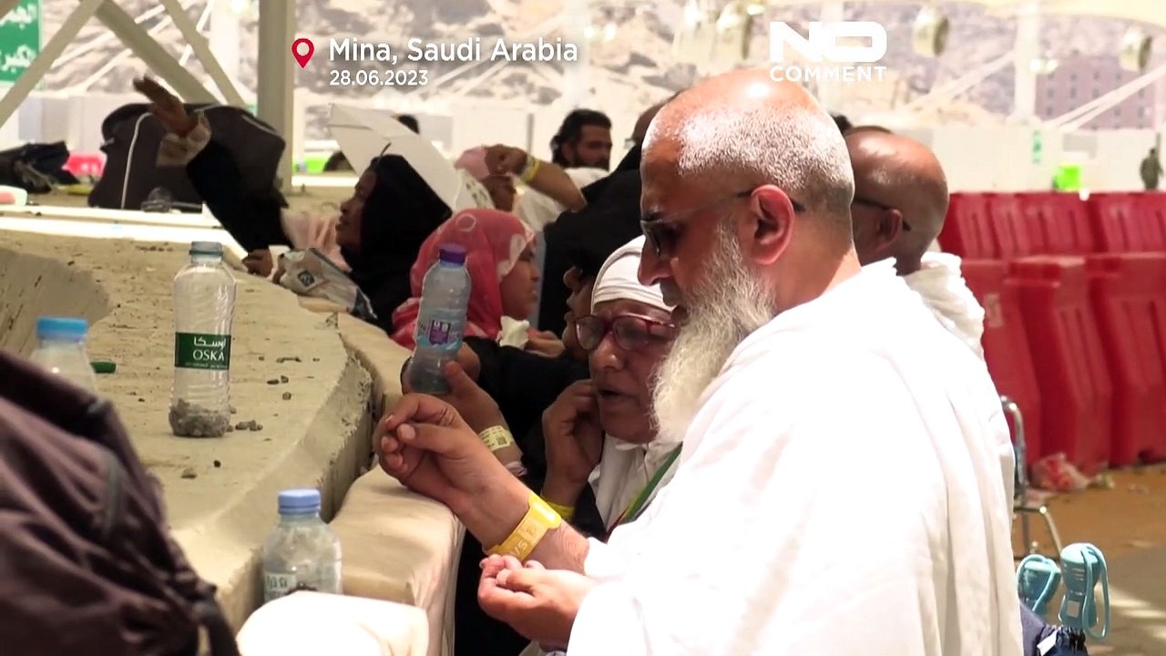 Menschenmassen 'steinigen den Teufel' zum Beginn des Opferfests Eid al-Adha