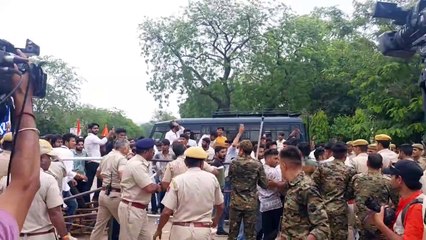 राजस्थान विश्वविद्यालय में सिंडिकेट बैठक के दौरान 5 घंटे प्रदर्शन, 4 बार लाठीचार्ज, छात्रों को घसीटा