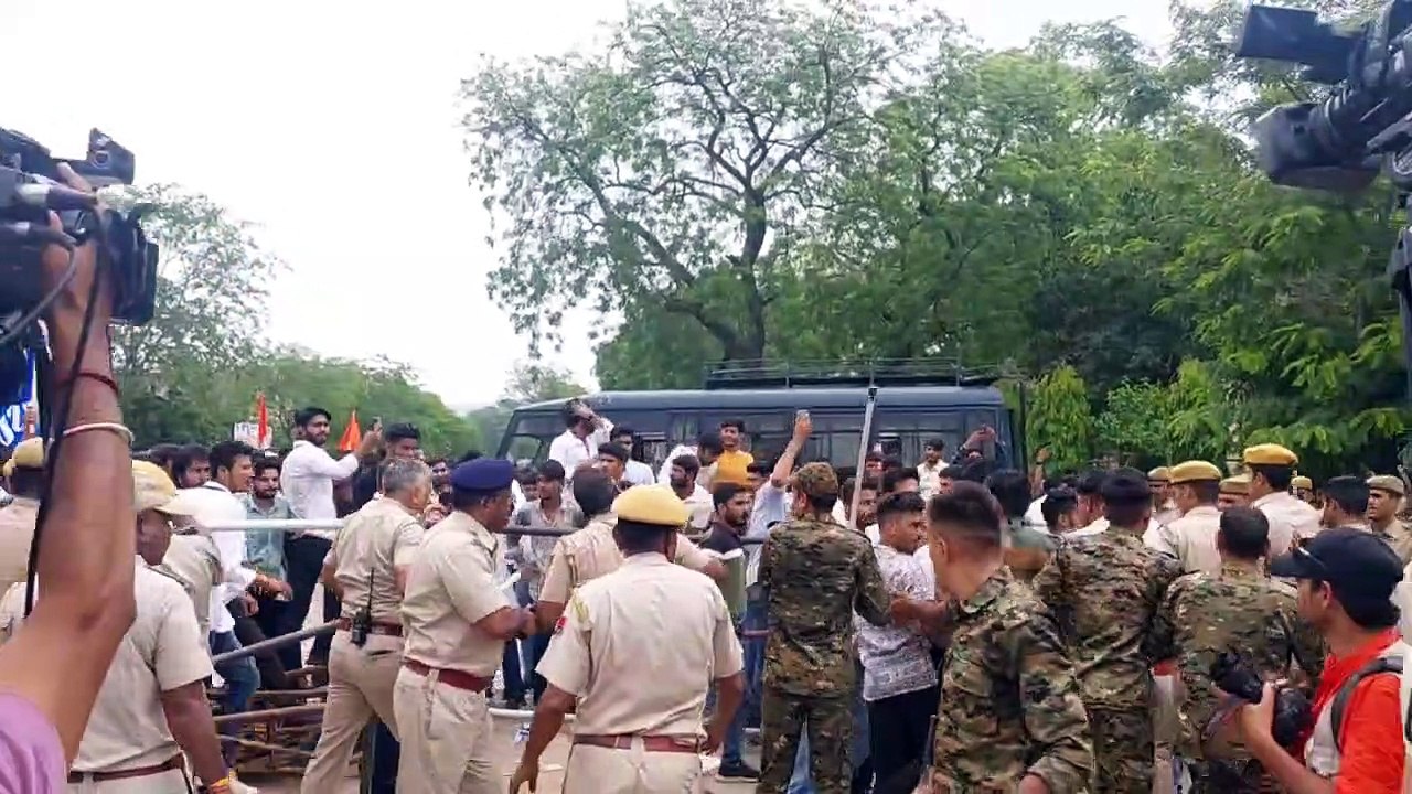 राजस्थान विश्वविद्यालय में सिंडिकेट बैठक के दौरान 5 घंटे प्रदर्शन, 4 बार लाठीचार्ज, छात्रों को घसीटा
