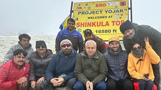 Karan Deol Drisha Acharya Manali Honeymoon में Sunny Deol के साथ Video, बेटे के हनीमून पर..|Boldsky