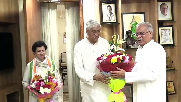 मुख्यमंत्री भूपेश बघेल ने डिप्टी सीएम टीएस सिंहदेव को मिठाई खिलाकर दी बधाई, देखें VIDEO