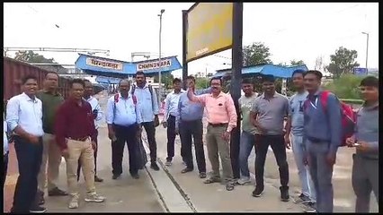 Video: जिले ट्रेन चलाने का मिला था जिम्मा, उन्होंने ही डेढ़ घंटे तक रोक दी ट्रेन