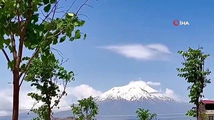 Türkiye'nin doğu ucunda yükselen Ağrı Dağı heybetiyle görenleri hayran bırakıyor