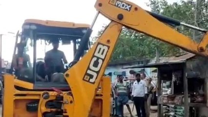 मुंगेर: श्रावणी मेले को लेकर अतिक्रमणकारियों पर चला प्रशासन का बुलडोजर