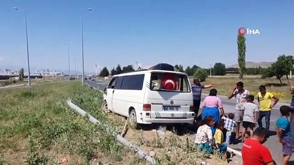 Ticari araç ile kamyon çarpıştı: 1 ölü 14 yaralı