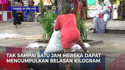 Berburu Berkah dari Koran Bekas Jamaah Salat Iduladha