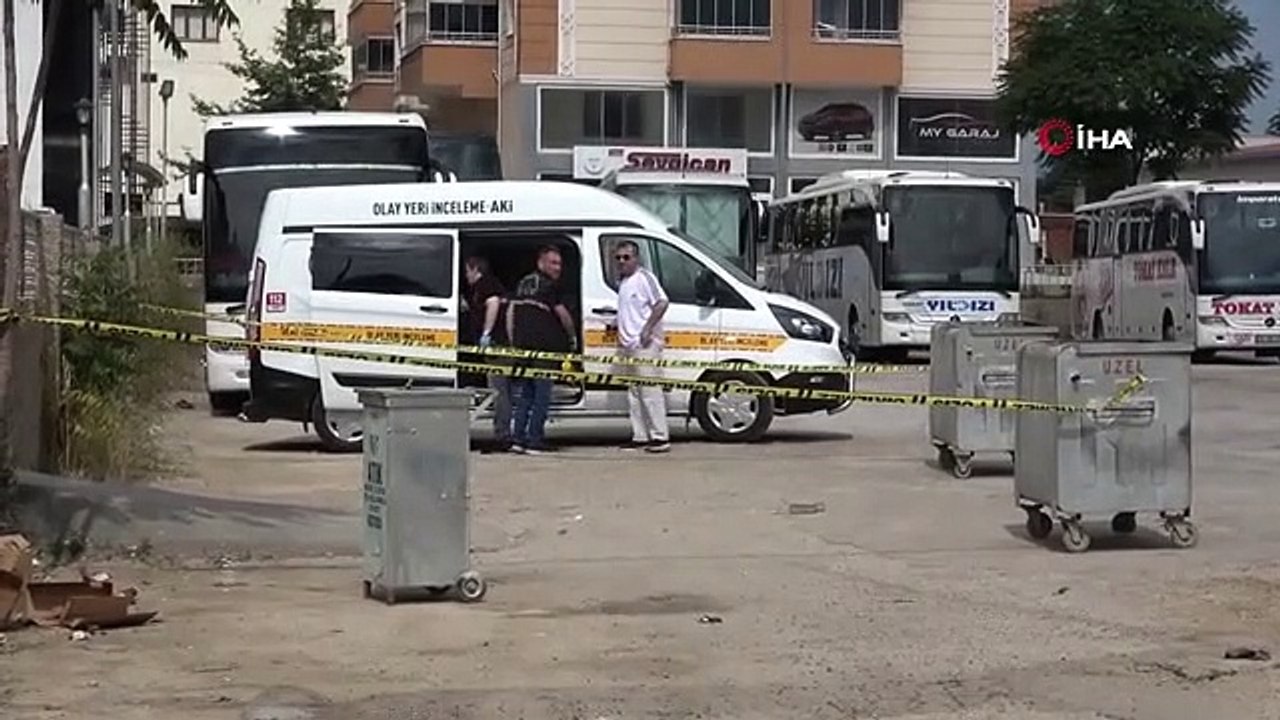 Il a été blessé avec un couteau, puis abattu avec un fusil de chasse.