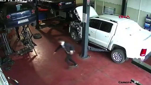 Kaçan kurbanlık boğa, sahiplerine zor anlar yaşattı