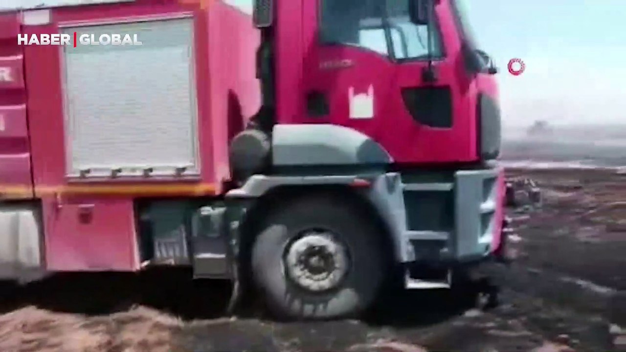 Mardin’de tır ve tonlarca saman balyası cayır cayır böyle yandı