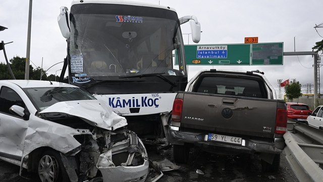 Arnavutköy’de karşı şeride geçen otobüs çok sayıda araca çarptı