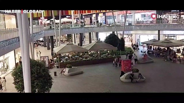 Sivrisinek istilası: Alışveriş merkezini sivrisinekler bastı, vatandaş yemek bile yiyemiyor