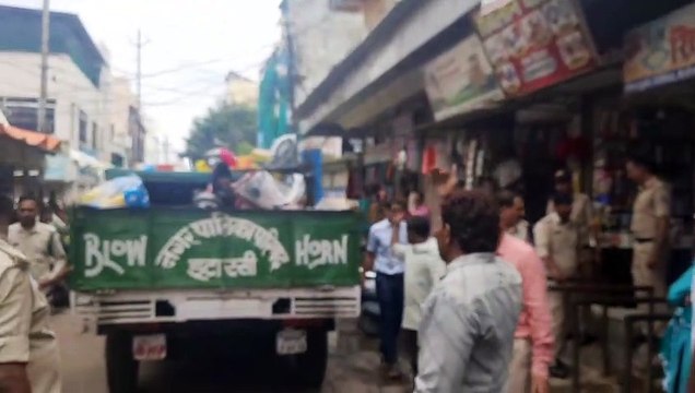 इधर बैठक खत्म, उधर बाजार में ताबड़तोड़ हटने लगा अतिक्रमण, दुकानों से किए सामान जप्त
