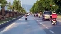 Trafikte tehlikeli yolculuk kameraya yansıdı: Yüzüstü uzanarak motosiklet sürdü