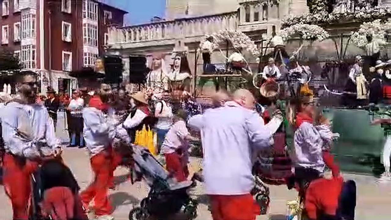 Ofrenda floral a Santa María La Mayor en Burgos por Sampedros.