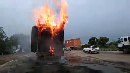 नींद की झपकी आते ही कंटेनर से भिड़ा ट्रक, पांच लोग जिंदा जले