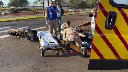 Tải video: Mulher fica ferida ao se envolver em acidente na Avenida Piquiri