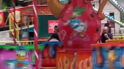 Les familles se sont rendues au parc d'attractions pendant les vacances