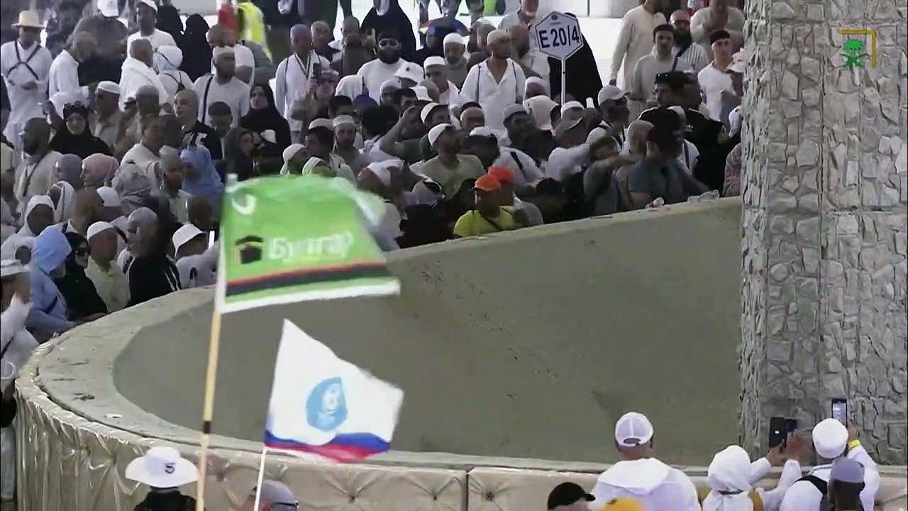 الحجاج يرمون الجمرات في أول أيام التشريق