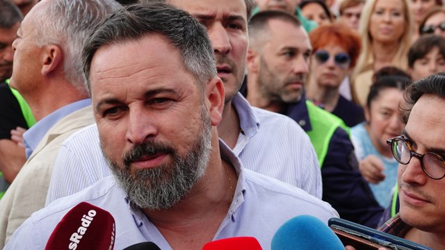 Abascal: Los homosexuales que votan a Vox se sienten representados por la bandera
