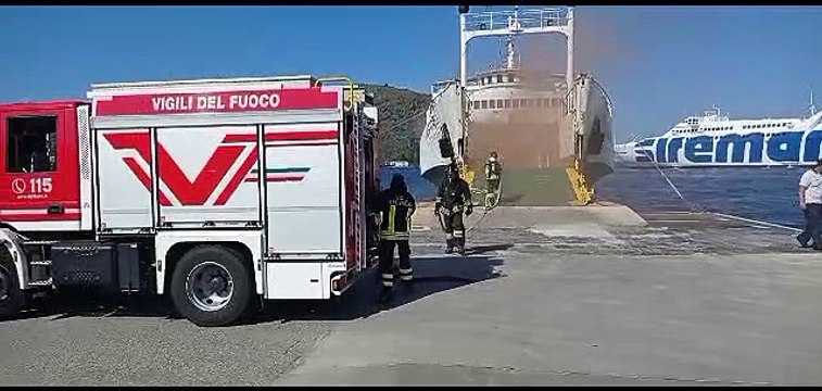 Lipari, incendio sulla nave dei rifiuti ma è una esercitazione