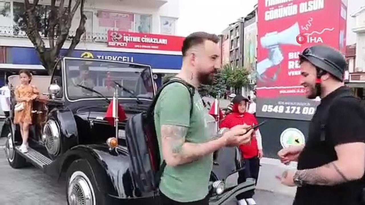 Il voyage de ville en ville avec la réplique du véhicule officiel d'Atatürk, qu'il a construit avec ses propres moyens.