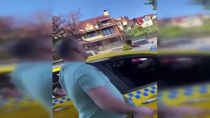 Il a été affirmé que le chauffeur de taxi voulait 400 TL sur le chemin du retour sur la route qu'il a empruntée pour 200 TL... Ces moments sont filmés.