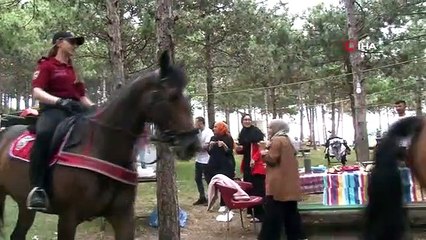 Aydos'ta atlı polisler bayramda devriye gezdi