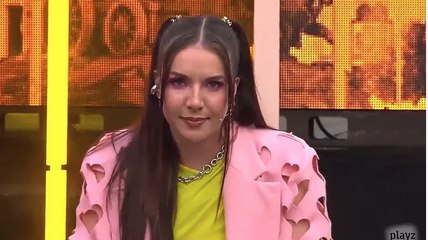 Una presentadora de RTVE pierde los papeles y hace campaña a favor del PSOE-Sumar en un directo del Orgullo