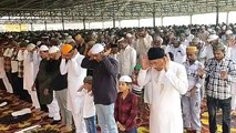 Heads bowed in the court of God, distributed the happiness of Eid