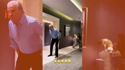Roberto Justus se diverte em casa com as filhas Rafa e Vicky