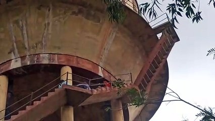 चार विद्यार्थी मित्र पानी की टंकी पर चढ़े, दूसरे दिन भी नीचे नहीं उतरे