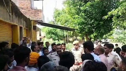 चोरी का खुलासा नहीं: लोगों ने थानाधिकारी का घेराव कर दिया धरना