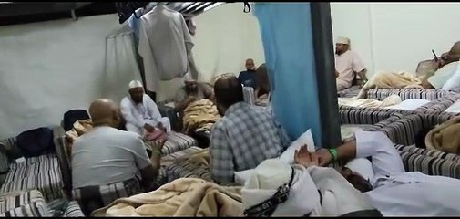 بالفيديو.. حاج "ثمانيني" يستعين بالمصباح على إضاءة صفحات القرآن الكريم