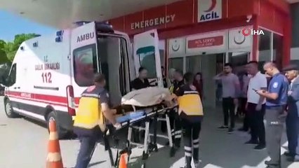 Otomobil kavşaktan dönen çekiciye çarptı: 1 ölü, 3 yaralı