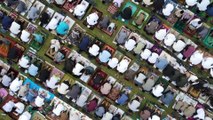 Migliaia di fedeli musulmani si riuniscono per celebrare la Eid al-Adha