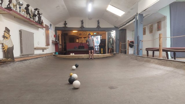 Dans ce bistrot de quartier, les clients jouent à la boule nantaise : Je suis tombé amoureux