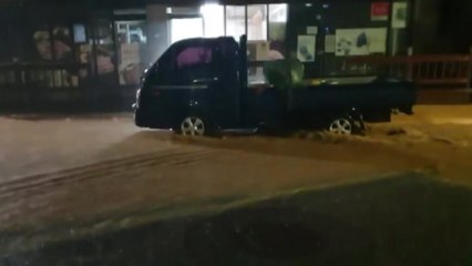 폭우로 경북 영주 저지대 침수...도로 통제 / YTN