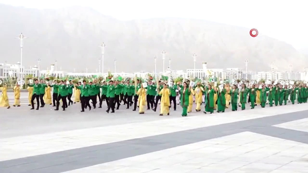 Türkmenistan'da yerli otomobil Togg'a ilginç karşılama! Üzerine un serpip tütsü yaktılar