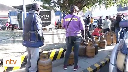 Filas para comprar garrafas en Cochabamba